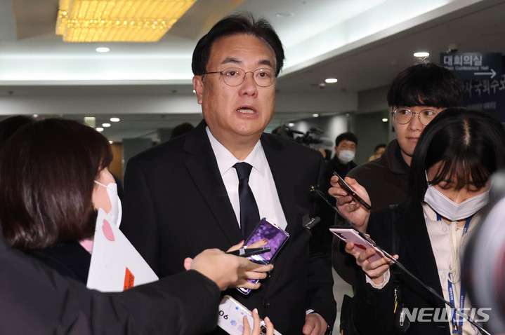 [서울=뉴시스] 고범준 기자 = 5일 오전 서울 여의도 국회 의원회관 대회의실에서 열린 10.29 이태원 참사 국회추모제에서 정진석 국민의힘 비상대책위원장이 취재진 질문에 답하고 있다. (공동취재사진) 2023.02.05. photo@newsis.com