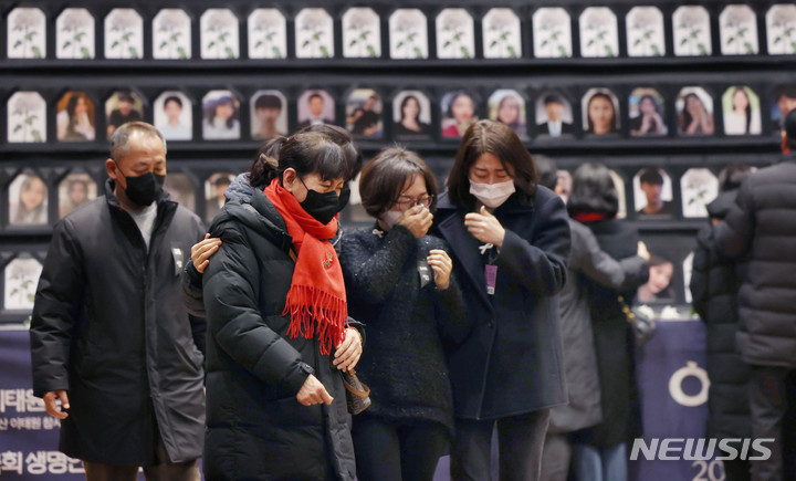 [서울=뉴시스] 고범준 기자 = 5일 서울 여의도 국회 의원회관에서 열린 10.29 이태원 참사 국회 추모제에서 헌화를 마친 유가족들이 슬퍼하고 있다. (공동취재사진) 2023.02.05. photo@newsis.com