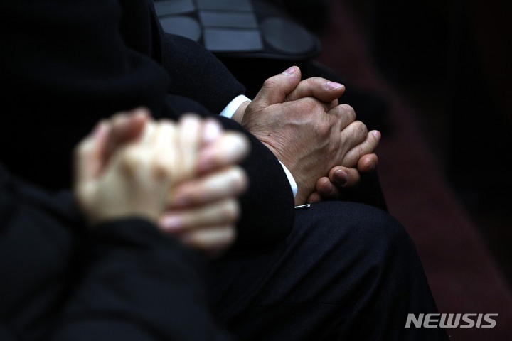 [서울=뉴시스] 고범준 기자 = 5일 오전 서울 여의도 국회 의원회관 대회의실에서 열린 10.29 이태원 참사 국회추모제에서 한 참석자가 종교 추모의례 도중 두 손을 모아서 기도하고 있다. (공동취재사진) 2023.02.05. photo@newsis.com