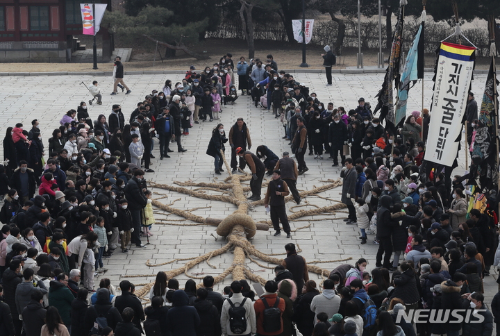 [서울=뉴시스] 김금보 기자 = 관람객들이 정월대보름인 5일 오후 서울 종로구 국립민속박물관에서 열린 정월대보름 맞이 '기지시줄다리기' 행사에서 국가무형문화재 기지시줄다리기보존회가 재현한 줄다리기를 체험하고 있다. 2023.02.05. kgb@newsis.com