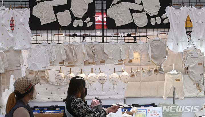 [수원=뉴시스] '2023 수원 베이비페어'를 찾은 관람객들이 다양한 육아용품을 살펴보고 있다. (사진=뉴시스 DB). photo@newsis.com 