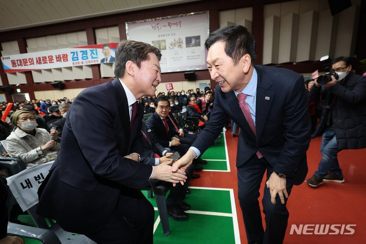 [서울=뉴시스] 배훈식 기자 = 국민의힘 안철수(왼쪽), 김기현 당 대표 후보가 지난 5일 오후 서울 동대문구청에서 열린 동대문구 갑을 당협 합동 당원대회에 참석해 악수하고 있다 (공동취재사진) 2023.02.05. photo@newsis.com