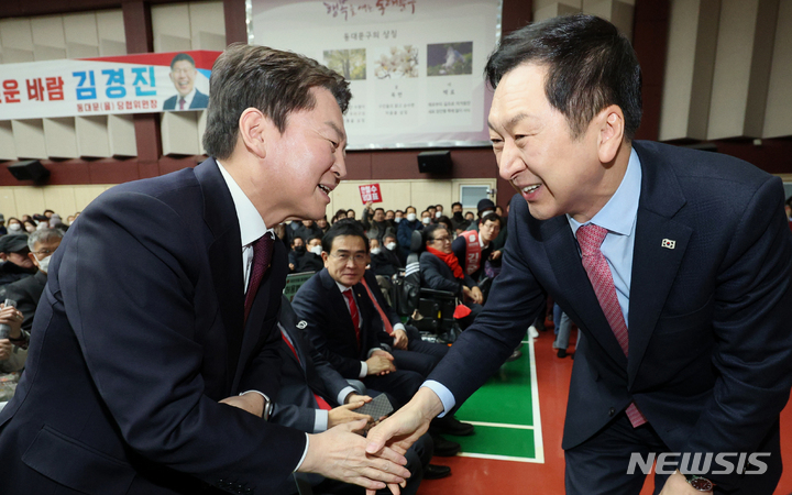 [서울=뉴시스] 배훈식 기자 = 국민의힘 안철수(왼쪽), 김기현 당 대표 후보가 5일 오후 서울 동대문구청에서 열린 동대문구 갑을 당협 합동 당원대회에 참석해 악수하고 있다 (공동취재사진) 2023.02.05. photo@newsis.com