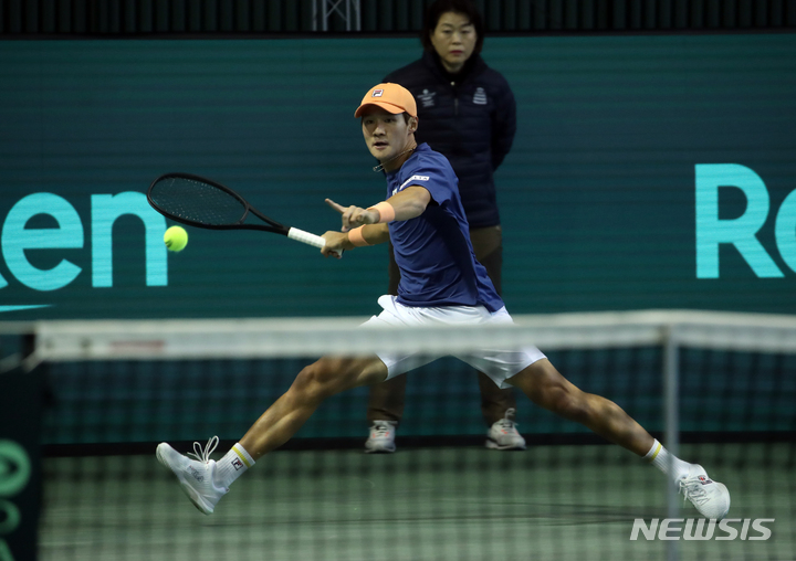 [서울=뉴시스] 고승민 기자 = 5일 서울 올림픽공원 실내테니스경기장에서 열린 2023 데이비스컵 최종본선 진출전 벨기에와의 3단식 권순우 대 다비드 고팽 경기, 권순우가 스트로크를 하고 있다. 2023.02.05. kkssmm99@newsis.com