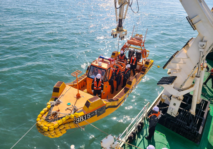 [서울=뉴시스] 김종욱 해양경찰청장이 5일 전남 신안군 어선 청보호 전복사고 관련, 수중수색 현장을 지휘하고 있다. (사진=해양경찰청 제공) 2023.02.05. photo@newsis.com *재판매 및 DB 금지