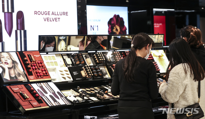 [서울=뉴시스] 김근수 기자 = 실내마스크 일부 해제 첫 주말인 5일 오후 서울 시내의 한 백화점 색조 화장품 판매대에서 소비자들이 화장품을 고르고 있다. 2023.02.05. ks@newsis.com