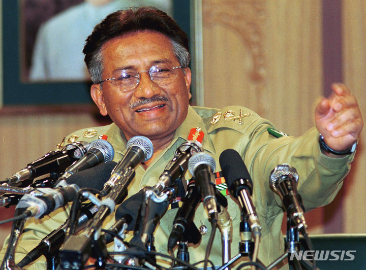 [이슬라마바드( 파키스탄)=AP/뉴시스] 2월5일 79세로 숨진 페르베즈 무샤라프 전 파키스탄 대통령이 '무혈혁명' 쿠데타집권 직후인 2000년 3월 23일 기자회견을 할 때의 모습. 그는 나중에 미국의 테러와의 전쟁의 선봉으로 파키스탄을 이끌다가 반역죄로 처단 위기에 몰리자 두바이로 망명했다. 