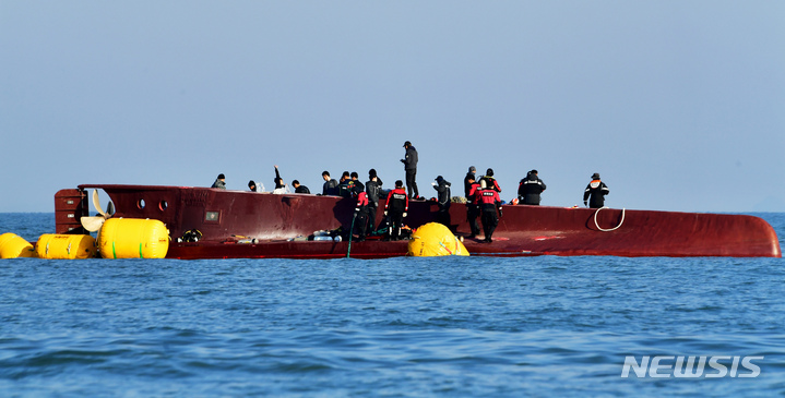 [신안=뉴시스] 이영주 기자 = 5일 오후 전남 신안군 임자도 주변 해상에 전복돼있는 청보호 위에서 해경이 구조 작업을 벌이고 있다. 2023.02.05. leey2578@newsis.com
