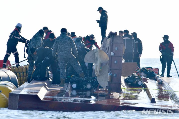[신안=뉴시스] 이영주 기자 = 5일 오후 전남 신안군 임자도 주변 해상에 전복돼있는 청보호 위에서 해경이 구조 작업을 벌이고 있다. 2023.02.05. leey2578@newsis.com