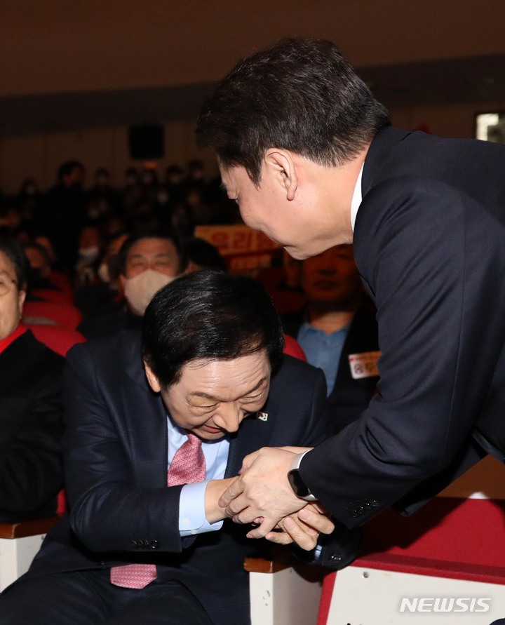 [서울=뉴시스] 고범준 기자 = 안철수(오른쪽) 국민의힘 당대표 후보가 지난 5일 오후 서울 동작구 동작문화원 대강당에서 열린 서울 동작구갑 당협 당원 간담회에서 자리를 떠나며 김기현 당대표 후보와 인사를 나누고 있다. 2023.02.05. bjko@newsis.com