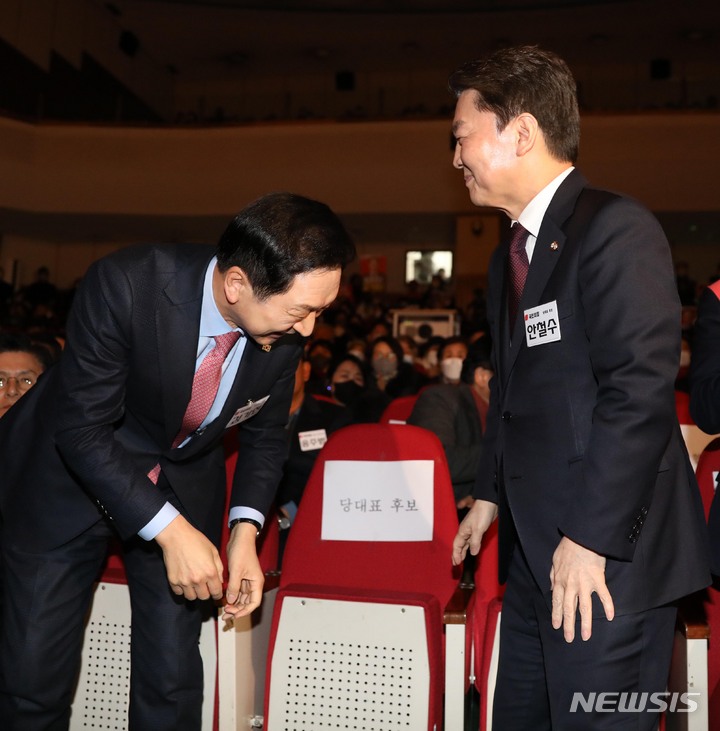 [서울=뉴시스] 고범준 기자 = 김기현 국민의힘 당대표 후보와 안철수 후보가 5일 오후 서울 동작구 동작문화원 대강당에서 열린 서울 동작구갑 당협 당원 간담회에서 인사를 나누고 있다. 2023.02.05. bjko@newsis.com