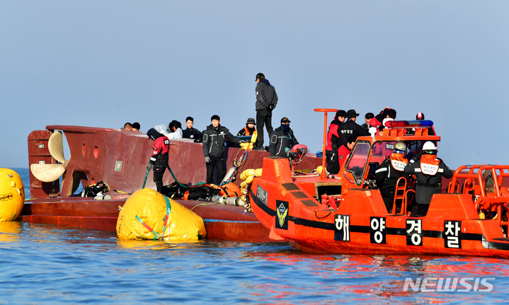 [신안=뉴시스] 이영주 기자 = 5일 오후 전남 신안군 임자도 주변 해상에 전복돼있는 청보호 위에서 해경이 구조 작업을 벌이고 있다. 2023.02.05. leey2578@newsis.com