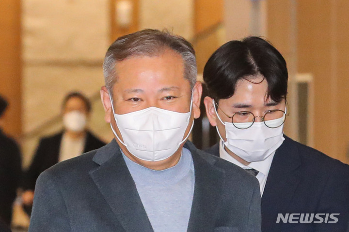 [인천공항=뉴시스] 권창회 기자 = 이상민 행정안전부 장관이 5일 오후 인천국제공항 제2여객터미널에서 미국 재난관리 정책 방문일정을 마치고 귀국하고 있다. 2023.02.05. kch0523@newsis.com