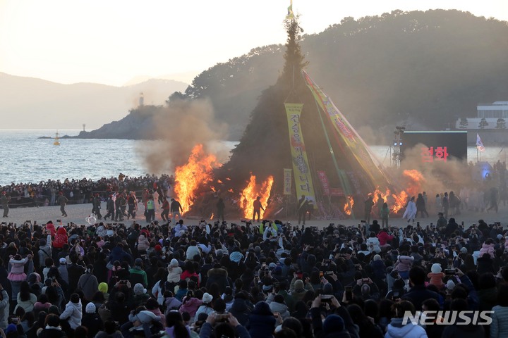 [부산=뉴시스] 하경민 기자 = 정월대보름인 5일 부산 해운대구 해운대해수욕장에서 묵은 액을 씻고 올 한해의 건강과 풍요를 기원하는 달집 태우기가 진행되고 있다. 2023.02.05. yulnetphoto@newsis.com