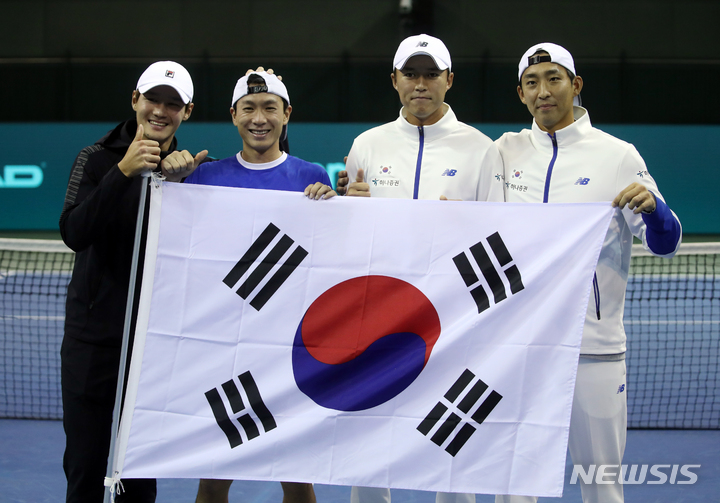 [서울=뉴시스] 고승민 기자 = 5일 서울 올림픽공원 실내테니스경기장에서 열린 2023 데이비스컵 최종본선 진출전 벨기에와의 경기(1복식, 4단식)에서 세트스코어 3대2로 승리를 거둔 대한민국 선수들이 태극기를 들고 기념촬영하고 있다. 2023.02.05. kkssmm99@newsis.com
