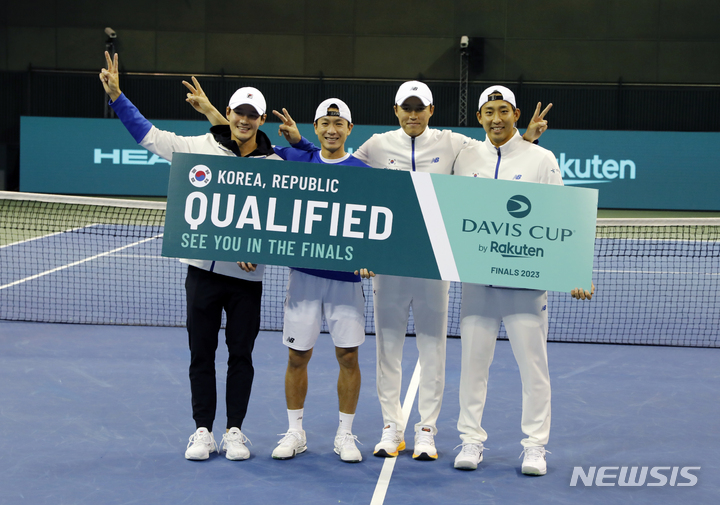 [서울=뉴시스] 고승민 기자 = 5일 서울 올림픽공원 실내테니스경기장에서 열린 2023 데이비스컵 최종본선 진출전 벨기에와의 경기(1복식, 4단식)에서 세트스코어 3대2로 승리를 거둔 대한민국 선수들이 기념촬영하고 있다. 2023.02.05. kkssmm99@newsis.com
