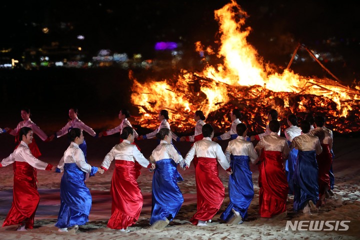 [부산=뉴시스] 하경민 기자 = 정월대보름인 5일 부산 해운대구 해운대해수욕장에서 묵은 액을 씻고 올 한해의 건강과 풍요를 기원하는 달집 태우기와 강강술래 공연이 진행되고 있다. 2023.02.05. yulnetphoto@newsis.com