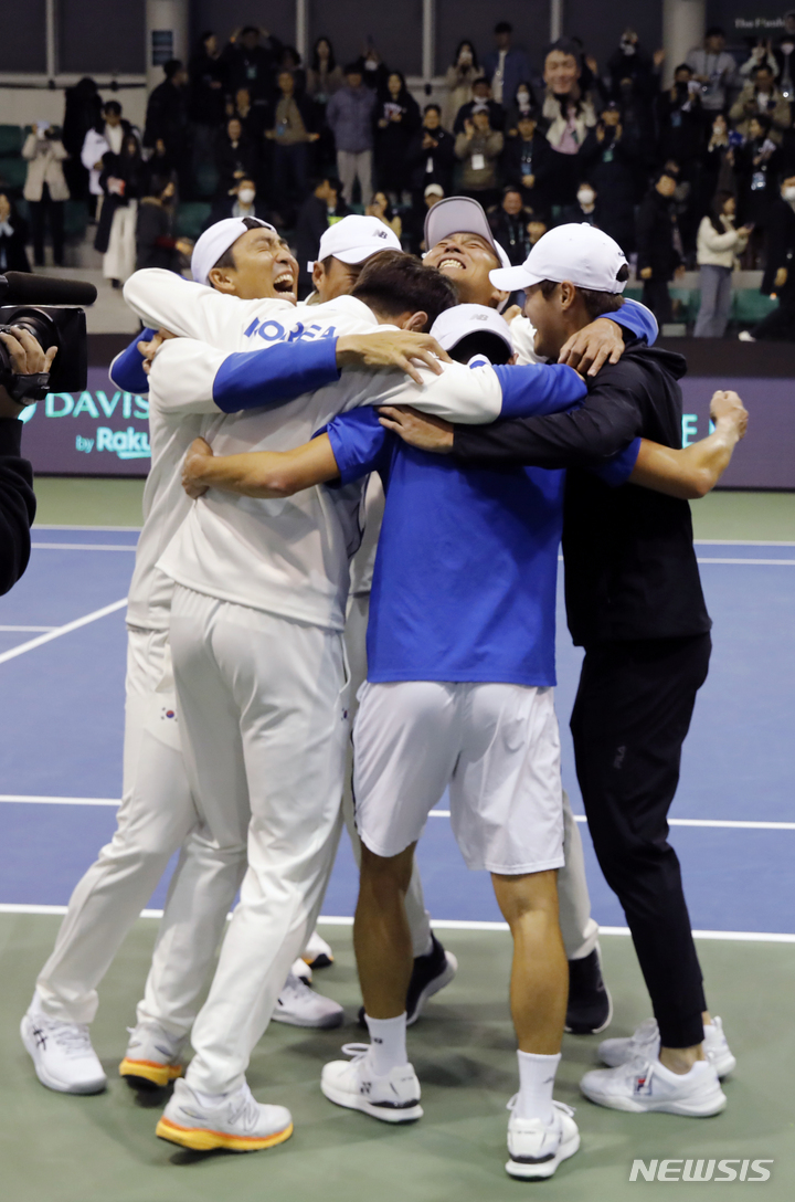 [서울=뉴시스] 고승민 기자 = 5일 서울 올림픽공원 실내테니스경기장에서 열린 2023 데이비스컵 최종본선 진출전 벨기에와의 경기(1복식, 4단식)에서 세트스코어 3대2로 승리를 거둔 대한민국 선수들이 자축하고 있다. 2023.02.05. kkssmm99@newsis.com