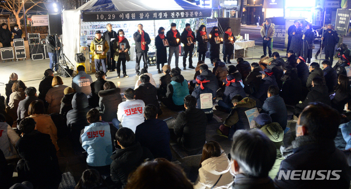 [전주=뉴시스] 김얼 기자 = 10.29 이태원 참사 전주 시민추모제가 열린 5일 전북 전주시 풍남문광장 이태원 참사 분향소 앞에서 유가족들이 추모사를 하고 있다. 2023.02.05. pmkeul@newsis.com