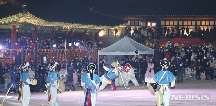 [서울=뉴시스] 조수정 기자 = 정월대보름인 5일 서울 중구 남산골한옥마을 천우각 광장에서 열린 지신 밟기 행사에서 많은 시민들이 공연을 보고 있다. 2023.02.05. chocrystal@newsis.com