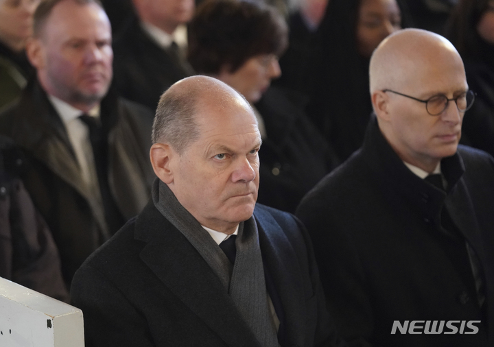 [노이뮌스터=AP/뉴시스]독일 슐레스비히홀슈타인주 노이뮌스터에서 5일(현지시간) 올라프 숄츠 총리가 무차별 휼기 공격으로 희생된 사망자들의 장례식에 참석했다. 지난달 25일 노이뮌스터에서는 킬에서 함부르크로 가던 열차에서 한 남성이 칼을 가지고 무차별 공격을 하는 사건이 발생했다. 2023.02.06.