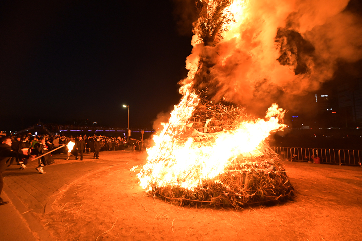[강릉=뉴시스] 달집태우기 행사 (사진=뉴시스 DB). photo@newsis.com *재판매 및 DB 금지