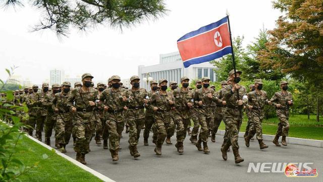 [서울=뉴시스] 북한 노동당 기관지 노동신문은 지난해 2월4일 "우리 인민처럼 군대 덕을 입는 인민은 세상에 없다"면서 인민군의 노고를 조명했다. (사진=노동신문 갈무리) 2024.10.15.