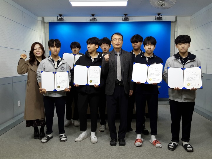 대구 운암중 학생 7명 '주택화재 진압하고 소중한 생명 구했다' *재판매 및 DB 금지