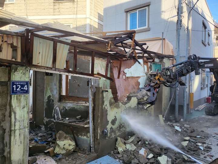 [진주=뉴시스] 진주시, 도심 방치된 빈집 철거.(사진=뉴시스 DB).photo@newsis.com *재판매 및 DB 금지