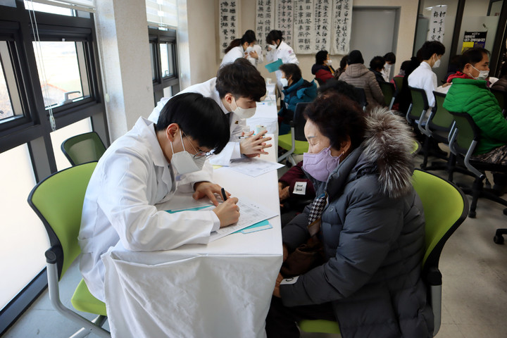 3일 신협사회공헌재단이 경북 의성군 소재 다인면종합복지센터에서 동계 한방의료봉사를 진행하고 있다. *재판매 및 DB 금지