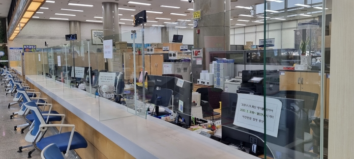 강화유리가 설치된 천안시청 민원실. (사진= 천안시 제공) 2023.02.06. photo@newsis.com *재판매 및 DB 금지