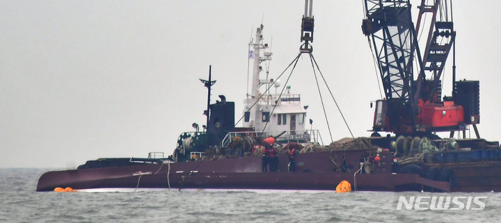 [신안=뉴시스] 이영주 기자 = 6일 오후 신안군 임자도 주변 해상에 전복돼있는 '청보'호 주변에서 해경이 인양 작업을 하고 있다. 2023.02.06. leeyj2578@newsis.com