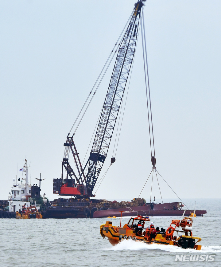 [신안=뉴시스] 이영주 기자 = 6일 오후 전남 신안군 임자도 주변 해상에 전복돼있는 청보호 주변에서 해경의 인양 작업이 진행되고 있다. 2023.02.06. leeyj2578@newsis.com