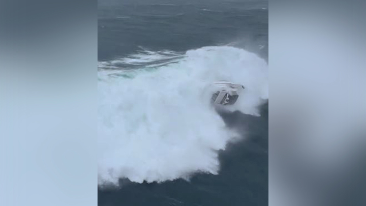 미국 해안경비대 구조요원이 지난 5일 미국 컬럼비아 강 입구에서 파도에 휩쓸려 요트에서 바라로 추락한 조난 신고자를 극적으로 구조했다. 출처 : Twitter @USCGPacificNW *재판매 및 DB 금지