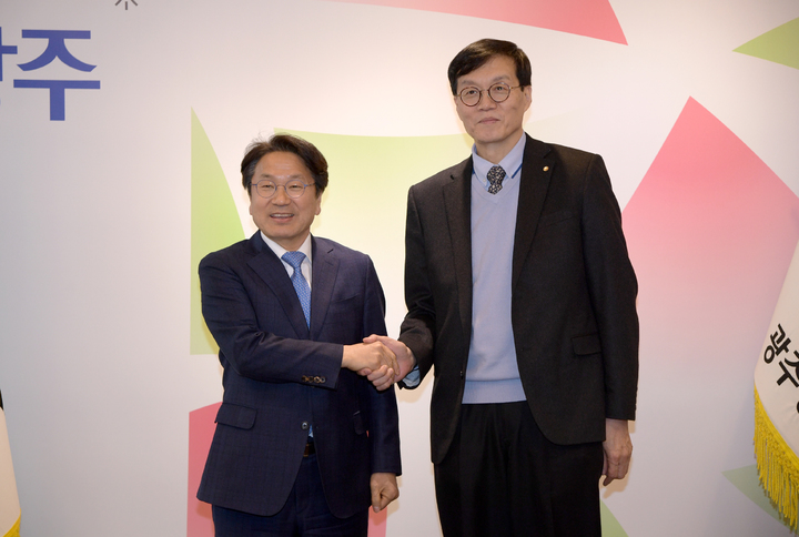 [광주=뉴시스] 강기정 광주시장이 6일 오후 시청 접견실에서 이창용 한국은행 총재와 기념사진을 촬영하고 있다. (사진 = 광주시 제공) *재판매 및 DB 금지