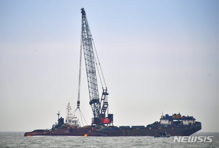 [신안=뉴시스] 이영주 기자 = 6일 오후 신안군 임자도 주변 해상에 전복돼있는 청보호 주변에서 해경의 인양 작업이 진행되고 있다. 2023.02.06. leeyj2578@newsis.com