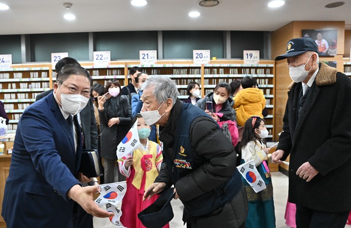 [서울=뉴시스] 5일 새에덴교회가 주최한 6·25전쟁 국군 참전용사 초청 위로행사에서 소강석 담임목사가 참전용사들을 환영하고 대예배실로 안내하고 있다. (사진=새에덴교회 제공) 2023.02.06. photo@newsis.com *재판매 및 DB 금지