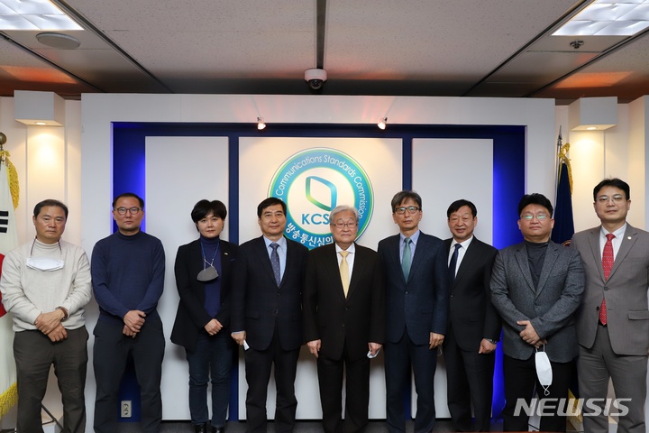 [서울=뉴시스] 방송통신심의위원회는 6일 서울 목동 방송회관에서 2023년 상반기 재·보궐선거 선거방송심의위원회 위원 위촉식을 가졌다. 사진은 (왼쪽부터) 최철호 위원, 차병준 위원, 박동순 부위원장, 권혁남 위원장, 정연주 방송통신심의위원회 위원장, 윤제춘 위원, 이동규 위원, 박상호 위원, 박병철 위원. (사진=방송통신심의위원회 제공) 2023.02.06. photo@newsis.com *재판매 및 DB 금지