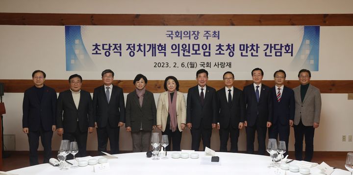 [서울=뉴시스] 김진표 국회의장은 6일 국회 사랑재에서 '초당적 정치개혁 의원 모임'에 참여하는 의원 30명을 초청해 만찬 간담회를 가졌다. 좌측부터 좌측부터 김성주·이병훈·전해철·남인순·심상정 의원, 김진표 국회의장, 홍영표·민홍철·조해진·전재수 의원. (사진=국회의장실 제공) *재판매 및 DB 금지