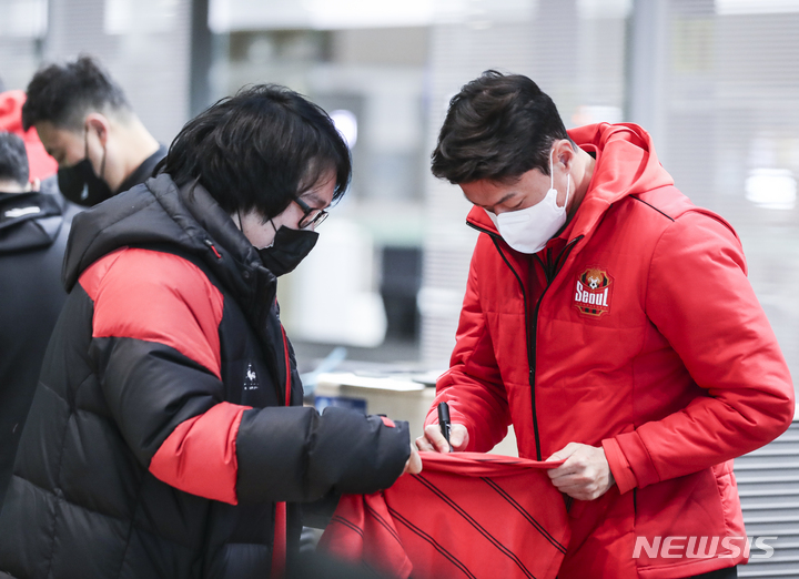 [인천공항=뉴시스] 김근수 기자 = 6년 만에 K리그로 복귀하는 황의조가 6일 오전 인천국제공항 제2여객터미널 출국장 앞에서 팬에게 사인을 해주고 있다. 2023.02.06. ks@newsis.com