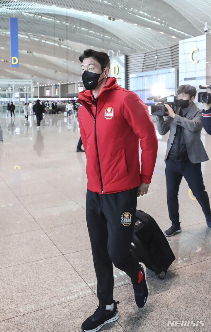 [인천공항=뉴시스] 김근수 기자 =&nbsp; 6년 만에 K리그로 복귀하는 황의조가 6일 오전 인천국제공항 제2여객터미널 출국장 으로 이동하고 있다. 2023.02.06. ks@newsis.com