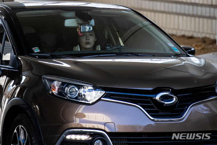 [서울=뉴시스] 정병혁 기자 = 조국 전 법무부 장관의 딸 조민 씨가 3일 오후 조국 전 법무부 장관을 차량에 태운 채 서울 서초구 서울중앙지방법원에 도착하고 있다. 2023.02.06. jhope@newsis.com