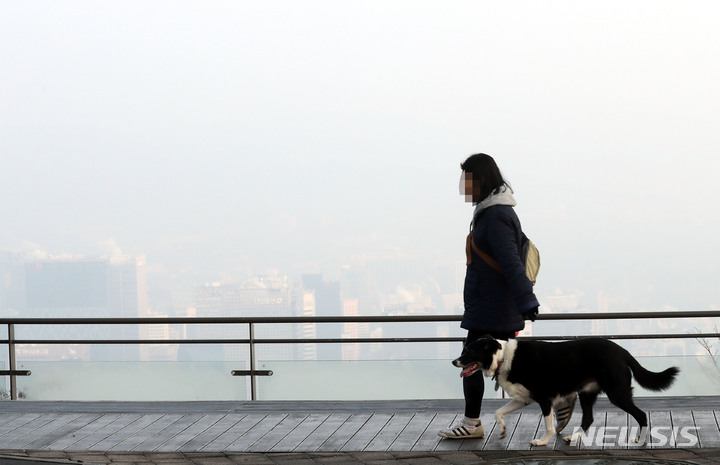 [서울=뉴시스] 조성봉 기자 = 수도권 고농도 초미세먼지 비상저감조치가 시행된 6일 오전 서울 용산구 남산에서 바라본 도심이 뿌옇다. 2023.02.06. suncho21@newsis.com