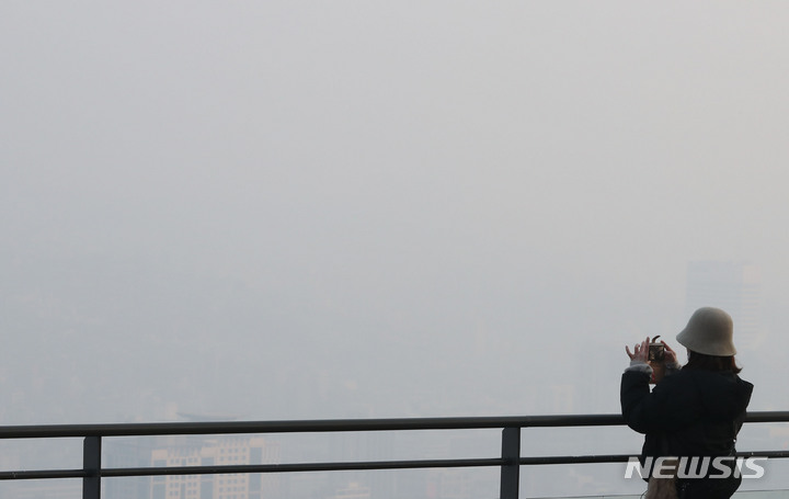 [서울=뉴시스] 조성봉 기자 = 수도권 고농도 초미세먼지 비상저감조치가 시행된 6일 오전 서울 용산구 남산에서 바라본 도심이 뿌옇다. 2023.02.06. suncho21@newsis.com