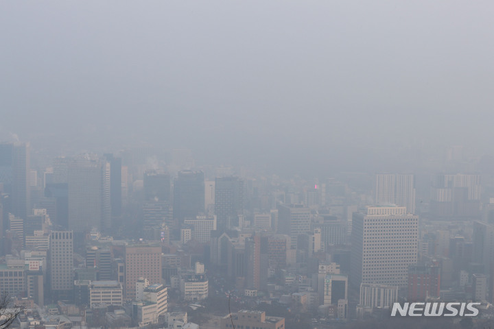 [서울=뉴시스] 조성봉 기자 = 수도권 고농도 초미세먼지 비상저감조치가 시행된 6일 오전 서울 용산구 남산에서 바라본 도심이 뿌옇다. 2023.02.06. suncho21@newsis.com