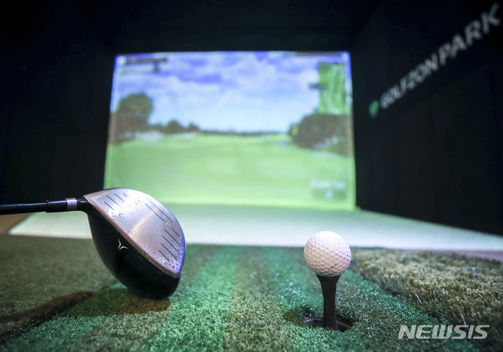 [서울=뉴시스] 정병혁 기자 = 코로나19 사회적 거리두기 조치가 해제되며 스크린골프장 사업자가 늘었다. 서울시내 스크린골프장의 모습. 해당 사진은 기사 내용과 관련이 없습니다. 2023.02.06. jhope@newsis.com