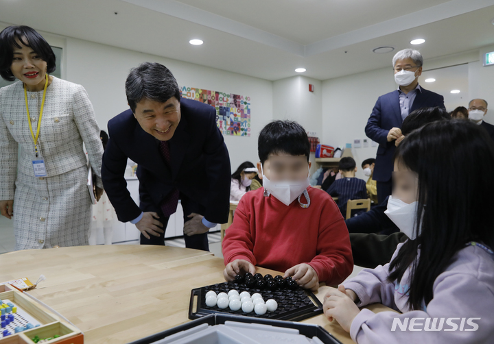 [서울=뉴시스] 이주호 사회부총리 겸 교육부 장관이 지난 2월6일 서울 송파위례유치원을 찾아 유보통합 추진 관련 간담회를 하기 전 원생들을 만나고 있다. (사진=뉴시스DB). 2023.04.10. photo@newsis.com