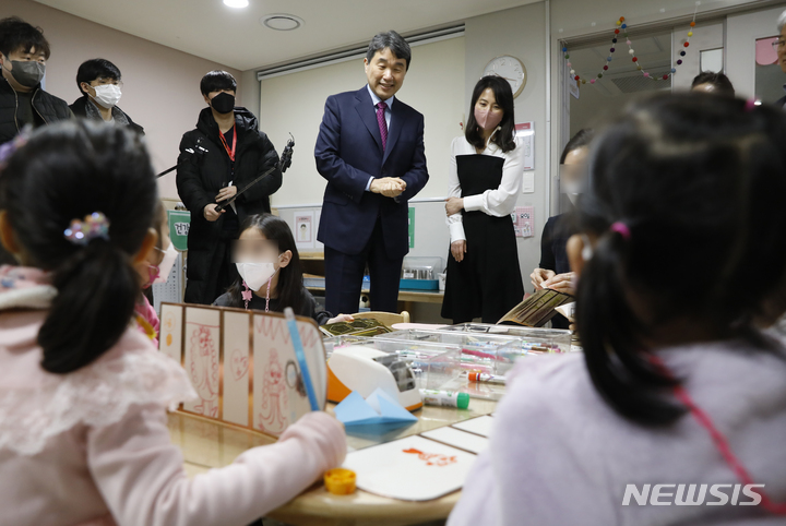 [서울=뉴시스] 고승민 기자 = 이주호 사회부총리 겸 교육부 장관이 지난 2월6일 서울 송파위례유치원을 찾아 유보통합 추진 관련 간담회를 하기 전 원생들을 만나고 있다. 2023.02.06. kkssmm99@newsis.com