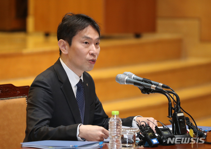 [서울=뉴시스] 김금보 기자 = 이복현 금융감독원 원장이 6일 오전 서울 영등포구 금융감독원에서 열린 2023년도 금융감독원 업무계획 기자간담회에서 발언하고 있다. 2023.02.06. kgb@newsis.com