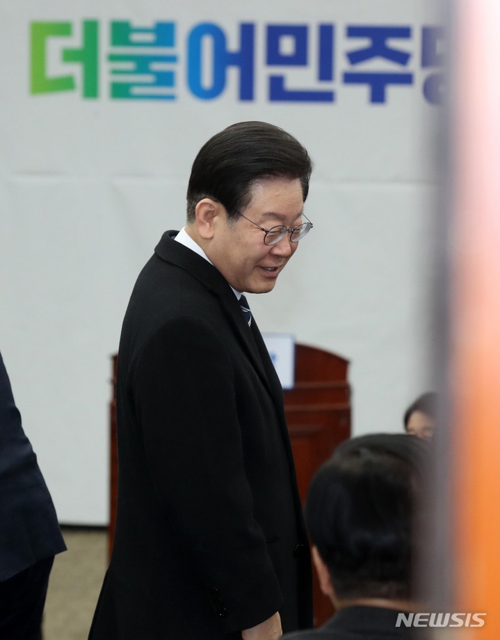 [서울=뉴시스] 고범준 기자 = 이재명 더불어민주당 대표가 6일 오전 서울 여의도 국회에서 열린 비공개 의원총회에 참석하며 의원들과 대화하고 있다. 2023.02.06. bjko@newsis.com